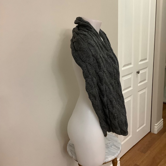 CC Grey Sparkly Cableknit infinity scarf - Picture 6 of 10